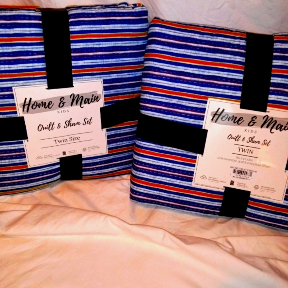 Twin size quilts with pillow shams